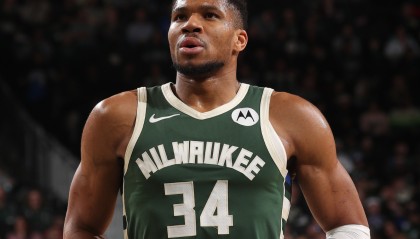 欧冠-尼克斯官方征集球迷最爱的照片，雄鹿官方晒字母哥骑扣照回应