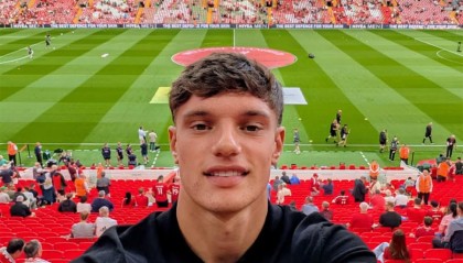 先感受气氛，利物浦新援莱昂尼在安菲尔德观看英超揭幕战